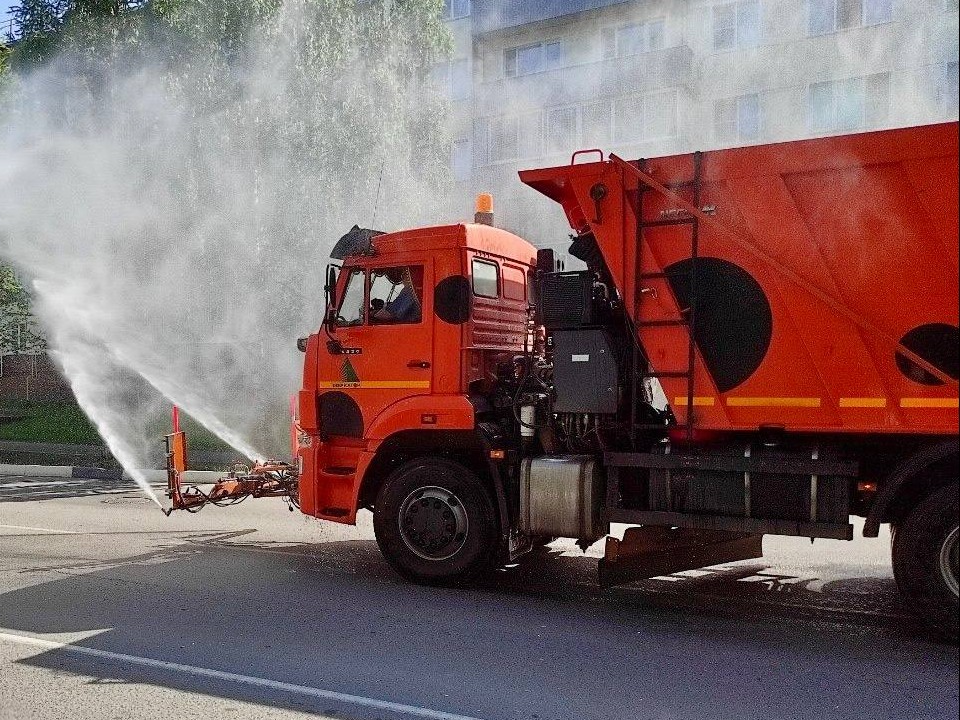 В Клину начали каждый день поливать дороги водой