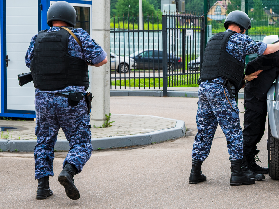 Полиция проверяет мужчину, который бейсбольной битой ударил человека