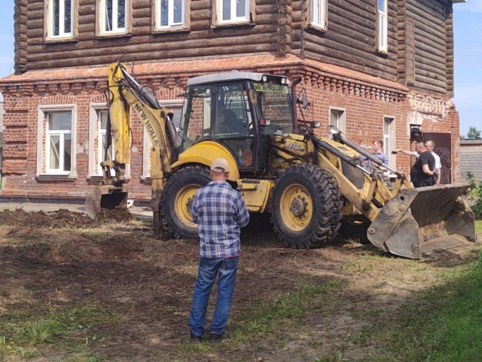 Жители деревни Зубцово навели чистоту вокруг местной библиотеки