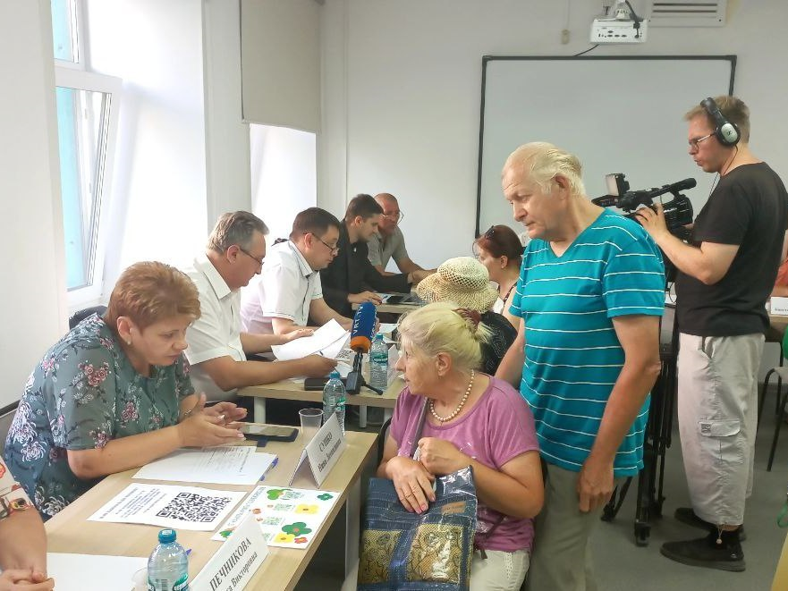 По просьбам жителей в доме 27 на улице Жулябина отремонтируют входную группу