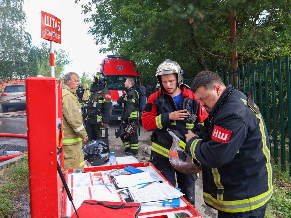 Пожарные справились с огнем в загоревшемся жилом доме в Подольске