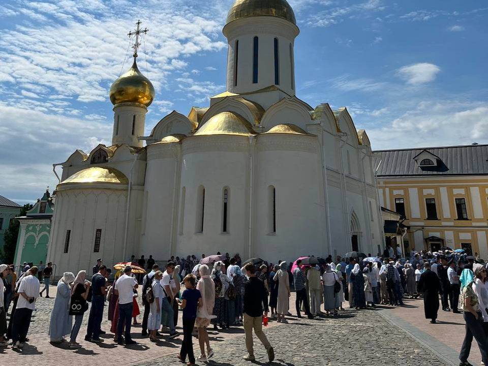 Дзержинские пенсионеры познакомились с главными достопримечательностями Сергиева Посада