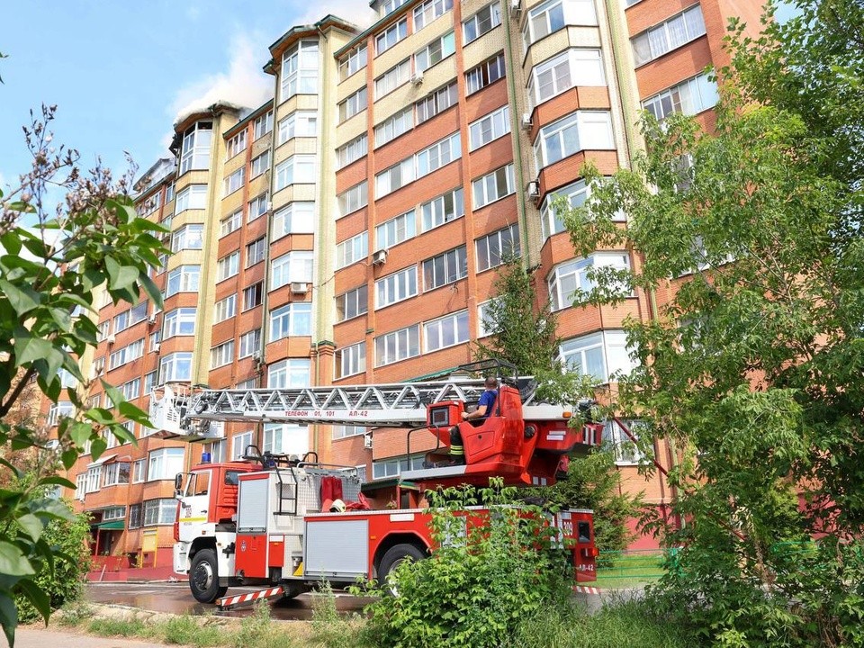 Власти помогут восстановить кровлю многоэтажки после пожара на улице Веллинга