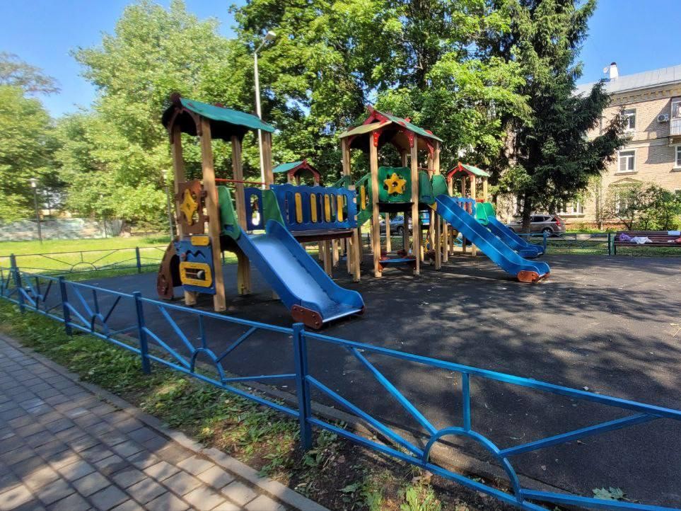 В микрорайоне Северный покрасили детские площадки и покосили траву