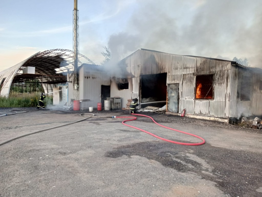 Люди не пострадали при пожаре в производственном ангаре в Братовщине