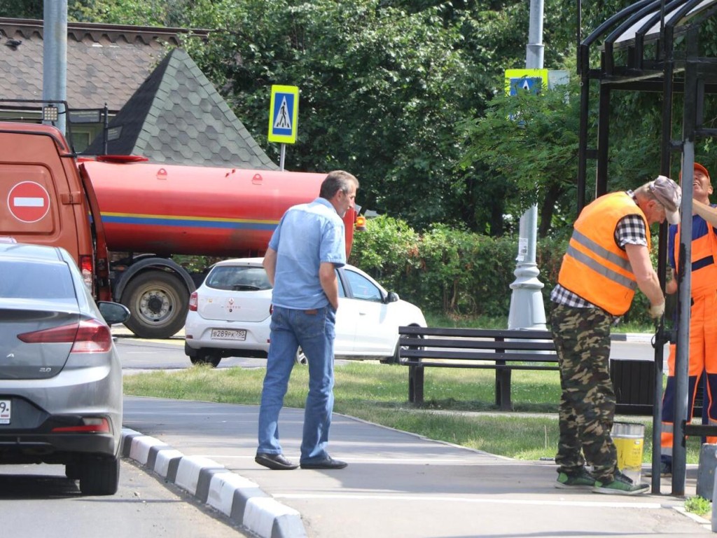 Подмосковные дорожники в шести округах привели в порядок автобусные остановки