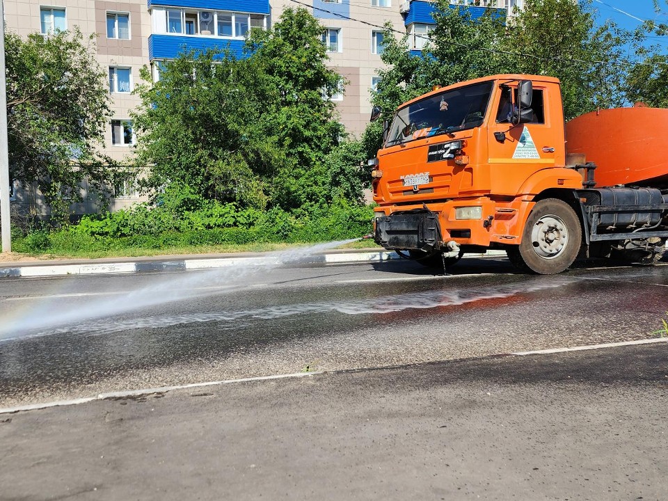 Коммунальщики спасают дороги от жары поливом