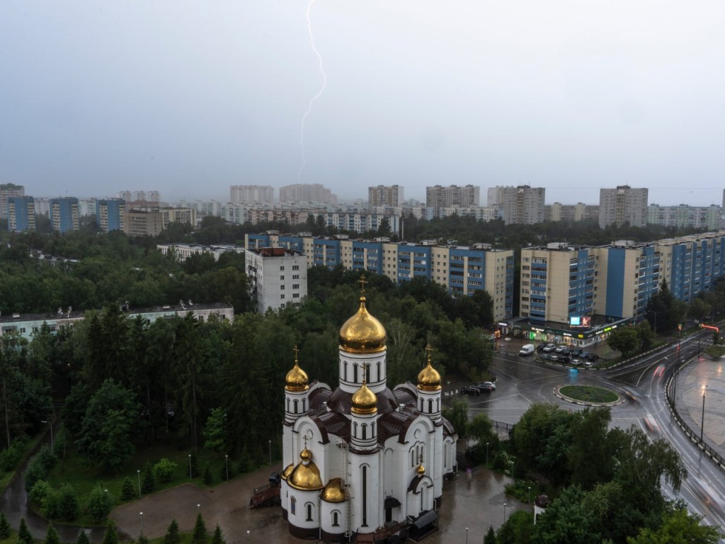 Мегаливень с грозой надвигается на Краснознаменск