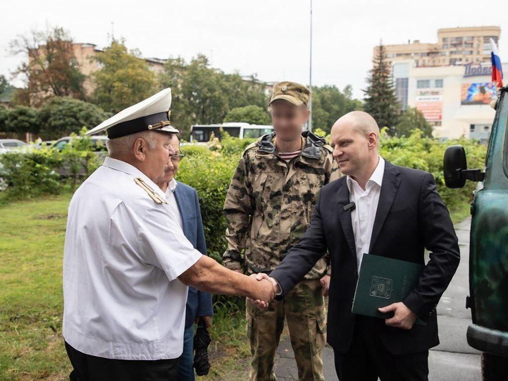 Ключи от нового автомобиля передали участнику СВО из Ашукинской бригады