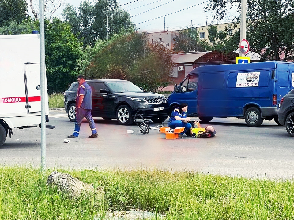 В Серпухове карета скорой помощи сбила велосипедиста