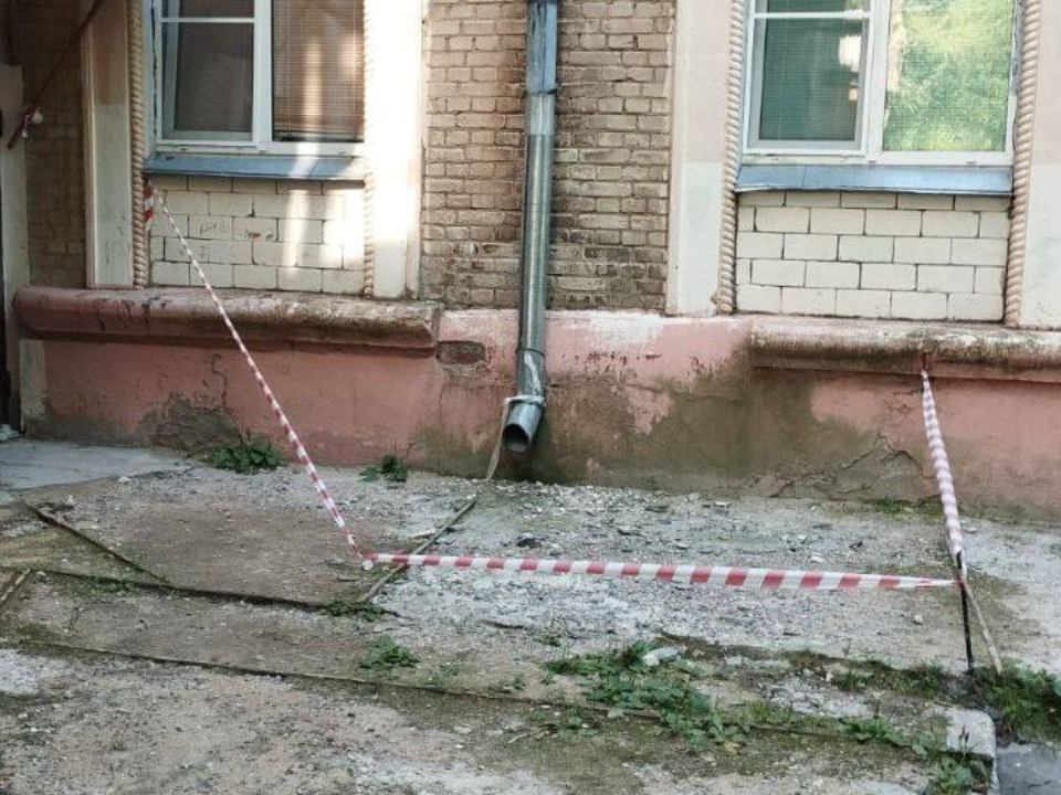 Осыпающийся фасад жилого дома восстановят в Солнечногорске
