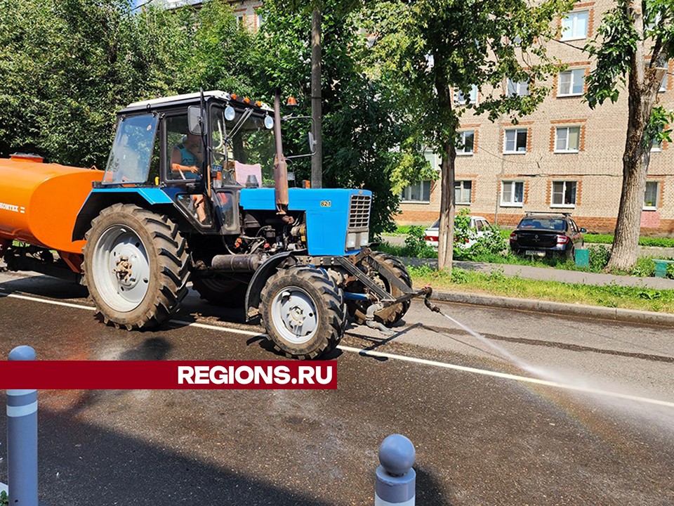 В Красноармейске ведется ежедневный полив дорог и дворовых территорий