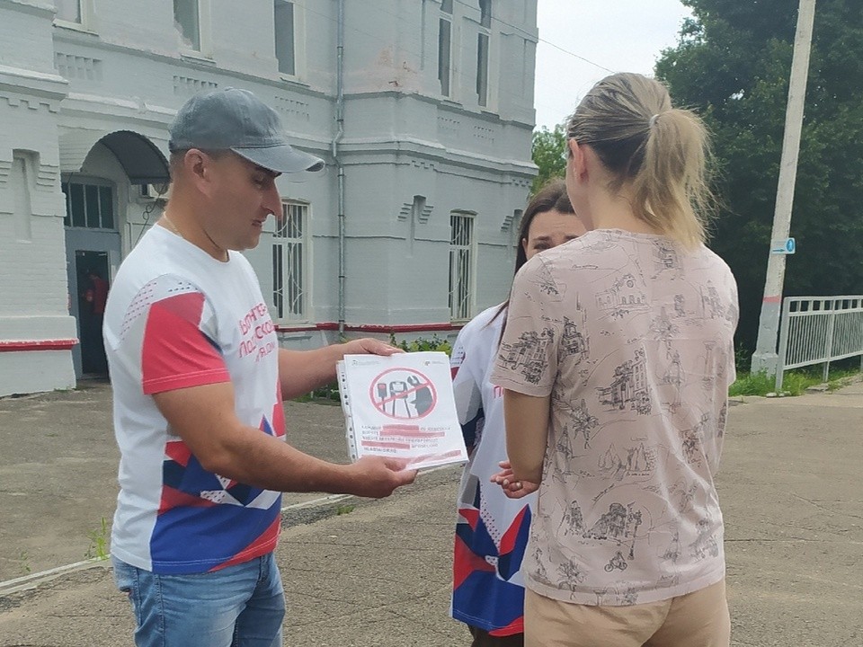 Волонтеры Серебряных Прудов предупреждают пассажиров ж/д транспорта о последствиях беспечности