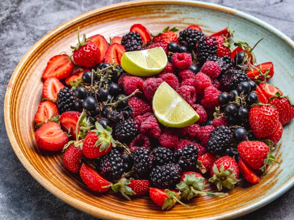 Лето — время сезонных ягод: самые вкусные, полезные и безопасные для будущих мам