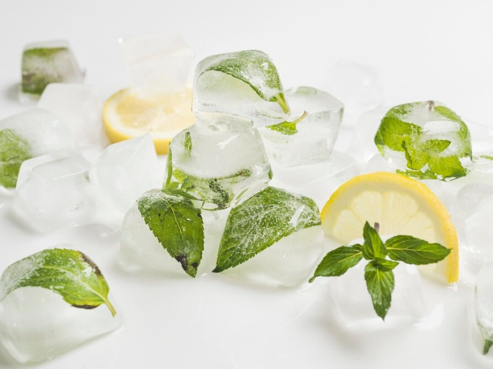 Врачи не рекомендуют добавлять лед в напитки в жару