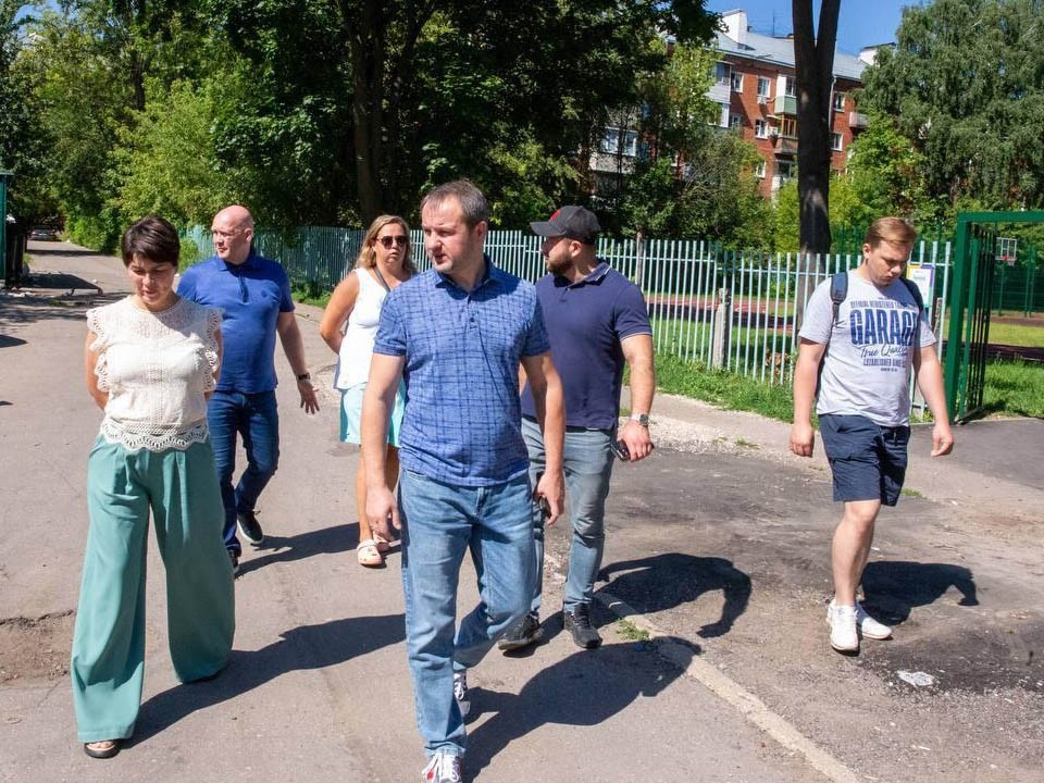 В Подольске на улице Парковой во дворе дома отремонтируют детские аттракционы и покосят траву