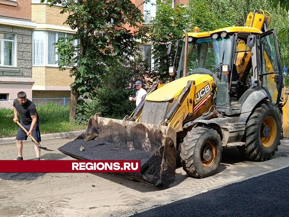 Рабочие приводят в порядок дорогу на улице Юбилейной