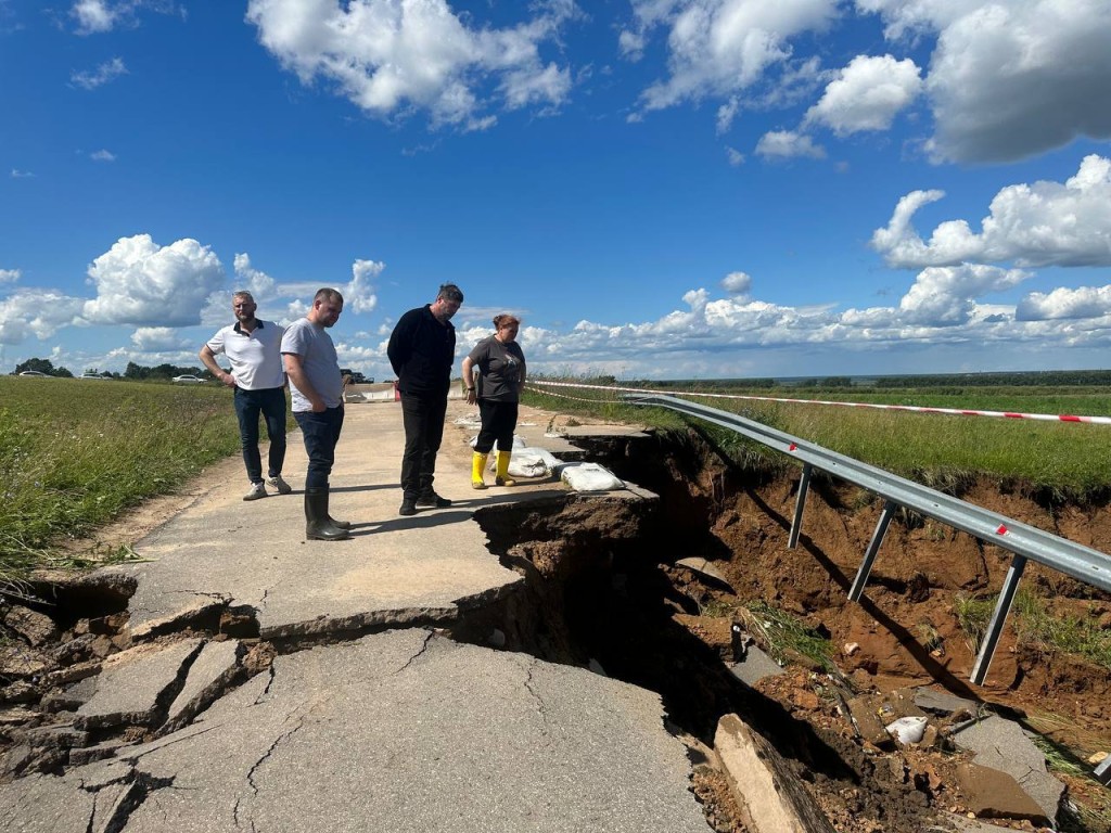 Во время разрушительного урагана в округе размыло три дороги | REGIONS.RU /  Дмитров