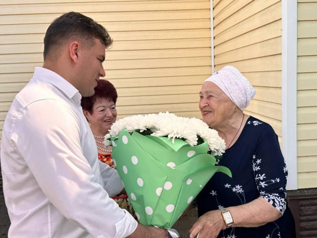 В Можайске поздравили с 85-летием почетного гражданина города | REGIONS.RU  / Можайск