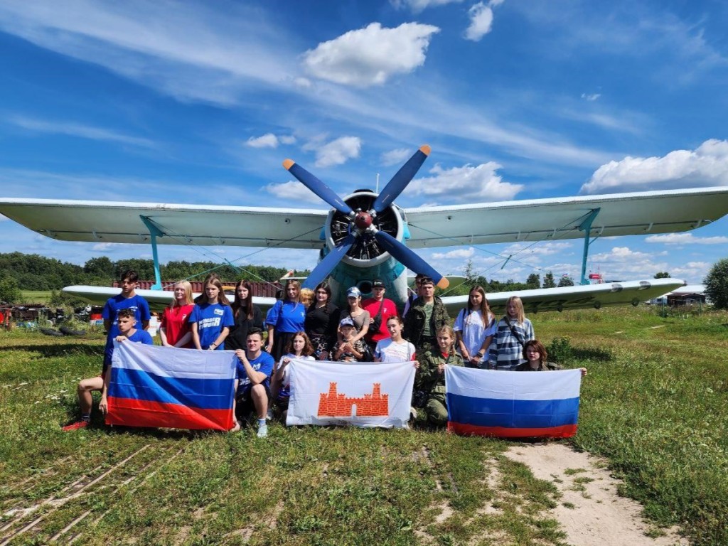 Можайские волонтеры полетали на Ан-2 и познакомились с парашютным спортом
