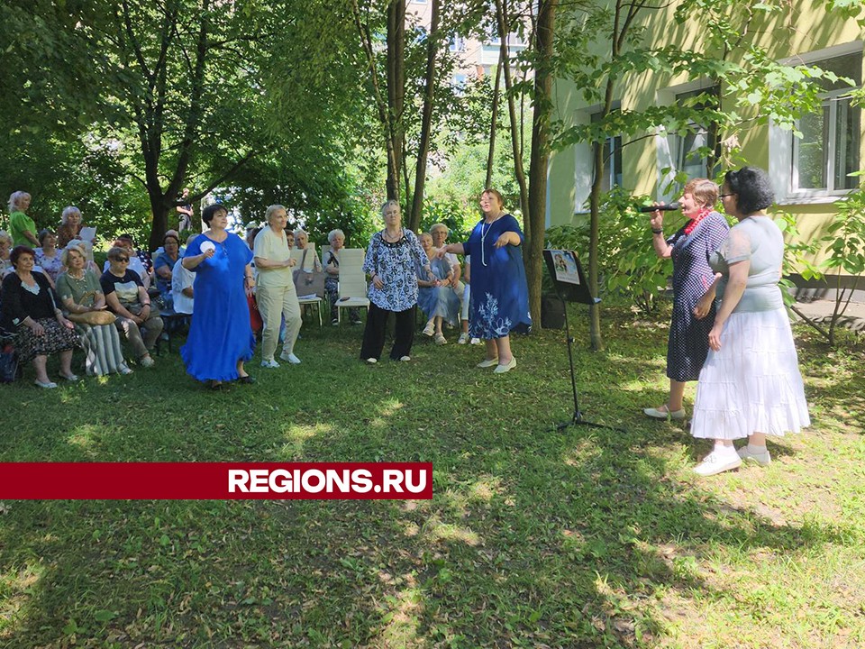 Долголеты в Пушкино спели любимые песни на зеленой лужайке и станцевали зумбу