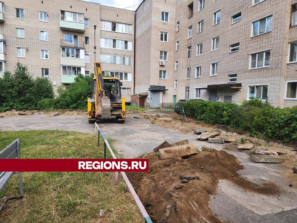 Дворовые территории на улице Новая Жизнь начали приводить в порядок в Красноармейске