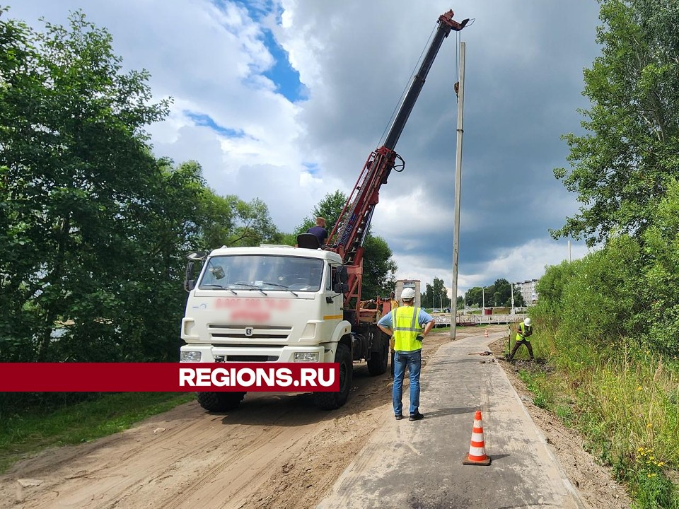 Опоры освещения устанавливают вдоль народной тропы на озере Юбилейном в Рошале