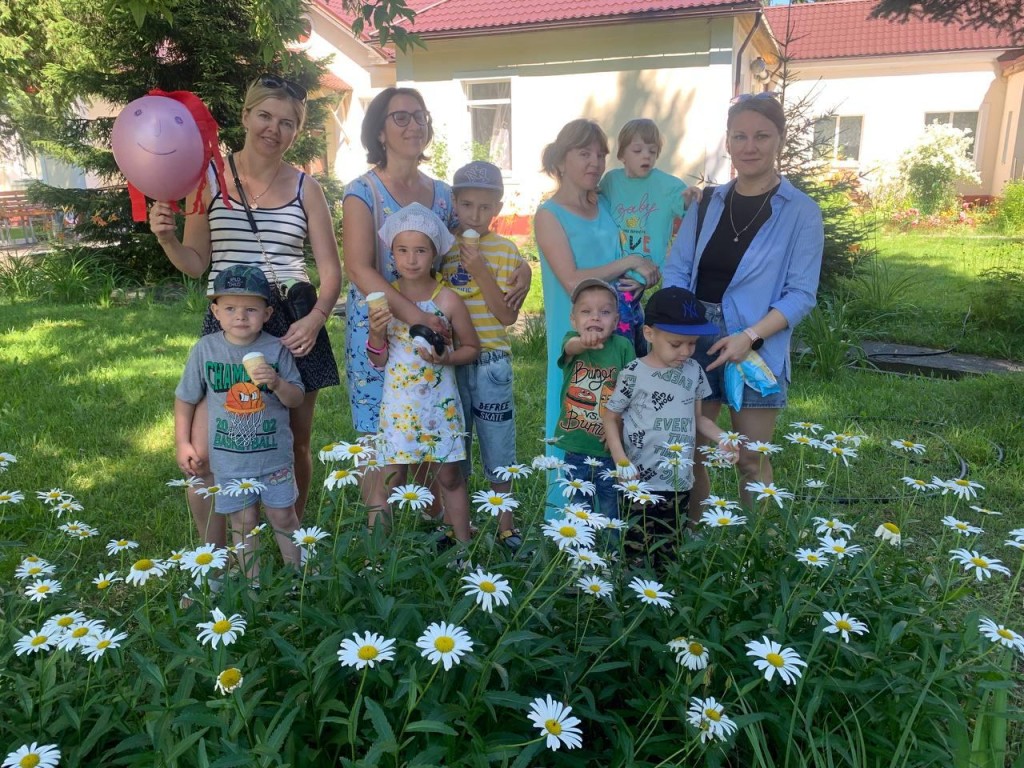 На празднике в Павловском Посаде детей из социального центра угостили  мороженым | REGIONS.RU / Павловский Посад