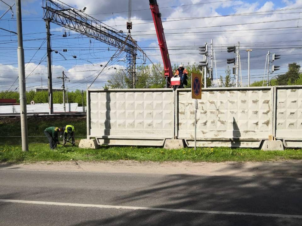 В Люберцах устраняют несанкционированные проходы через железную дорогу