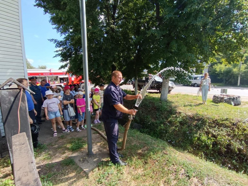 Школьники потушили пожар под присмотром пожарных