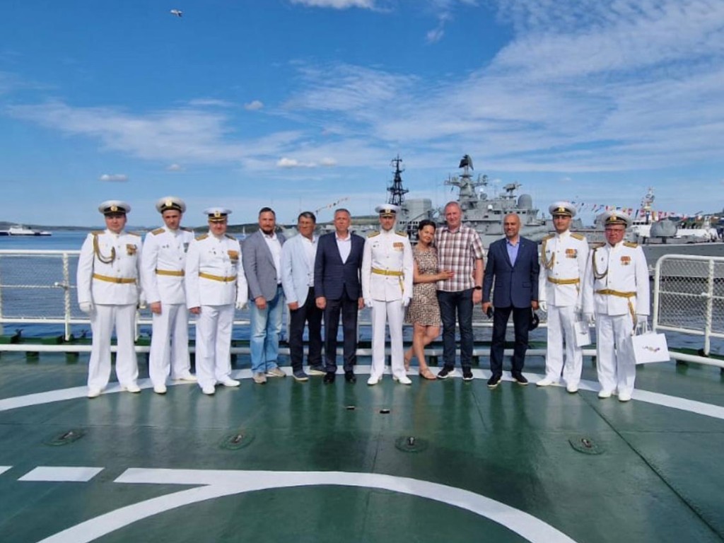 Делегация Щелкова встретила День Военно-Морского флота на подшефном корабле в Североморске