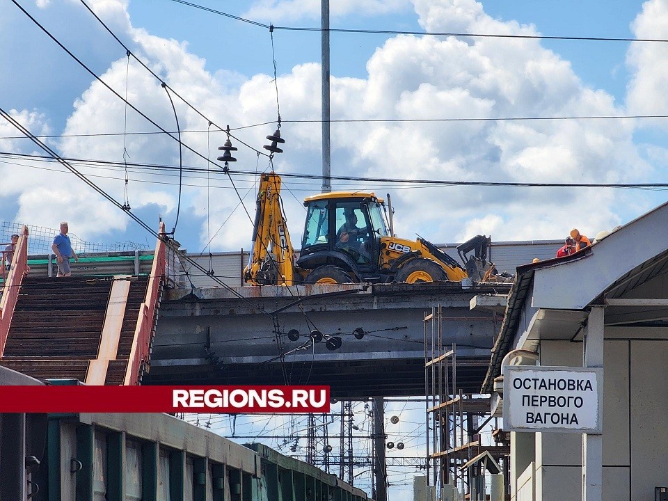 Рабочие начали ремонтировать опоры и балки воскресенского путепровода