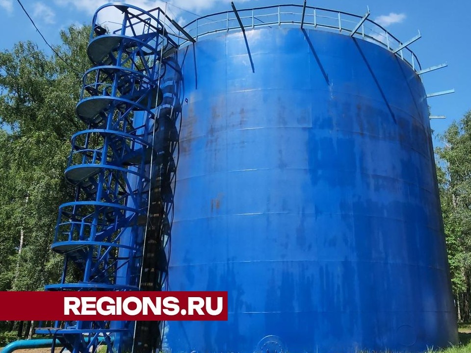 В Центральном парке Лобни около ВЗУ заменили старый забор и посадят живую изгородь