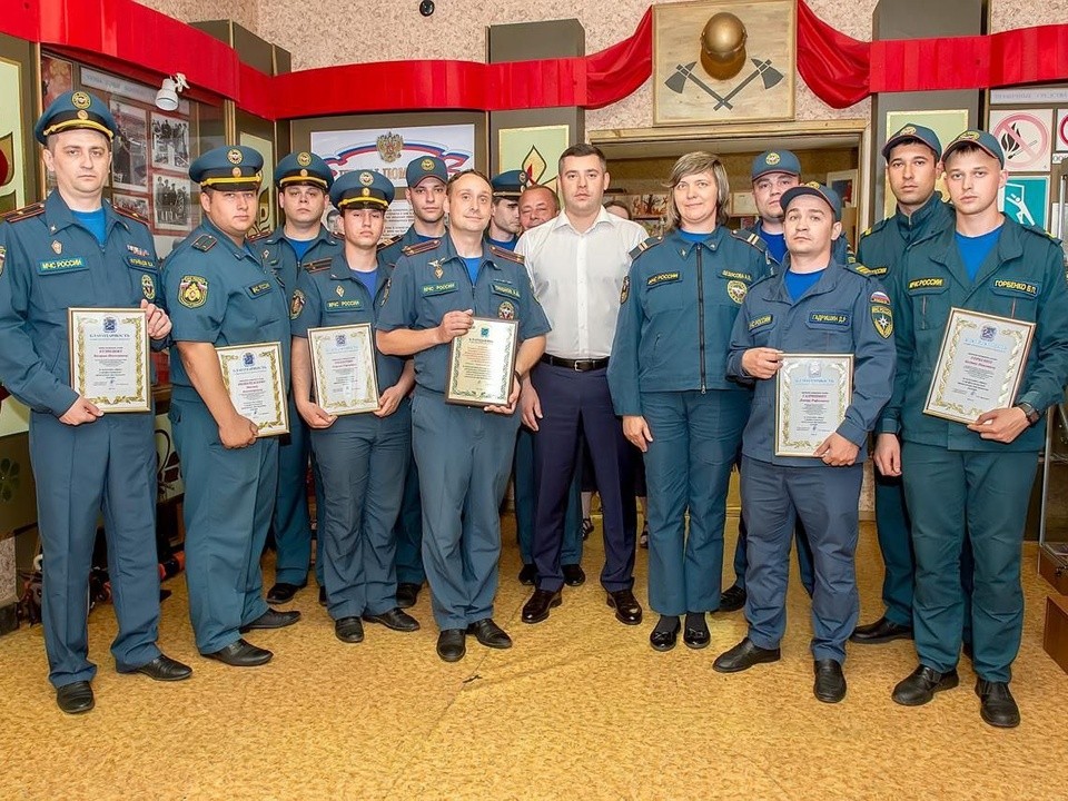 В Подольске наградили пожарных, потушивших возгорание в жилом доме на улице Веллинга