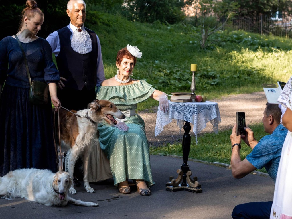 Котильон, фотосессия с борзыми и крокет стали частью бала в усадьбе «Фряново»