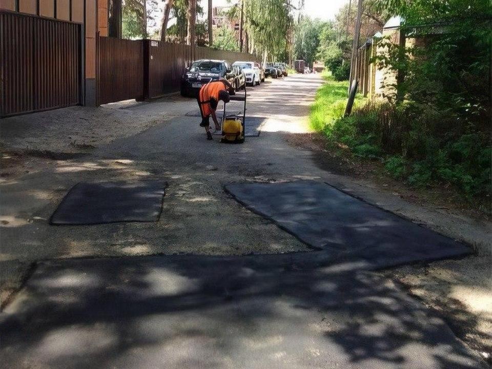 Пересчитать каждую и ликвидировать: еще 60 ям залатали на дорогах и тротуарах в Мытищах