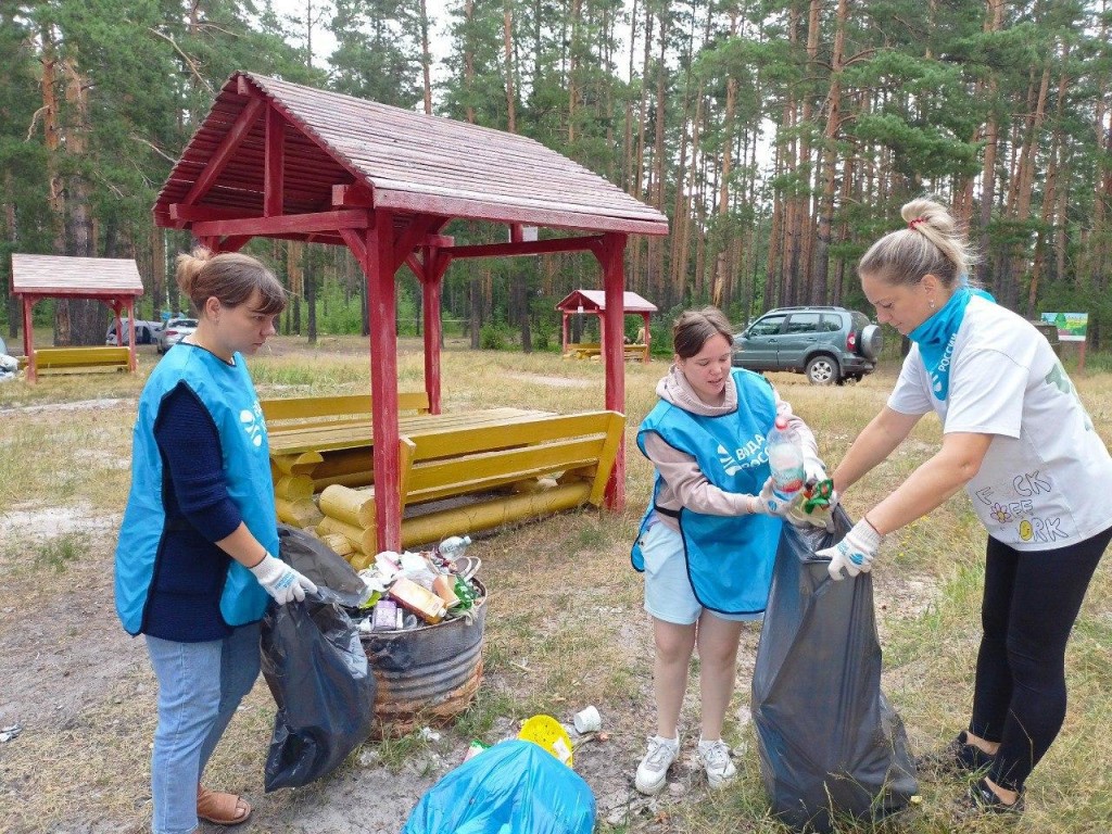 Семь кубов мусора убрали с берега озера Черного в Шатуре