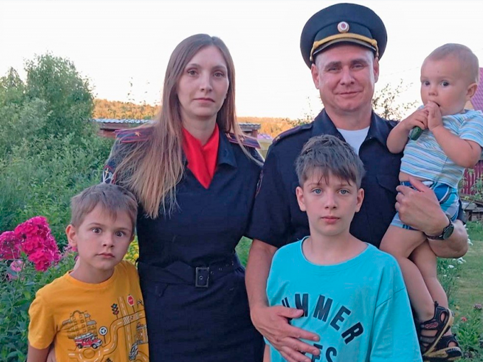 Семью полицейских из Королева коллеги поздравили с Днем семьи, любви и верности