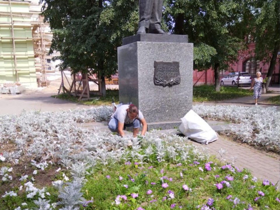 Клумбы в историческом центре Клина привели в порядок по просьбе жительницы