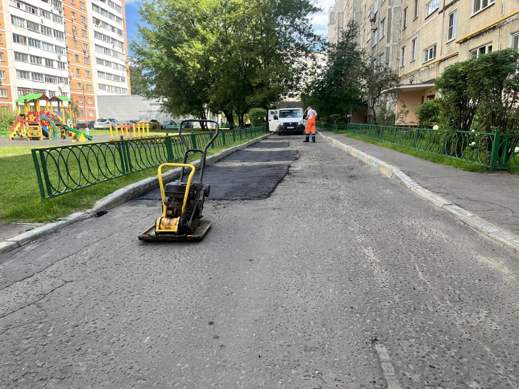 Дорога вдоль дома №6 на улице Первомайской стала ровнее