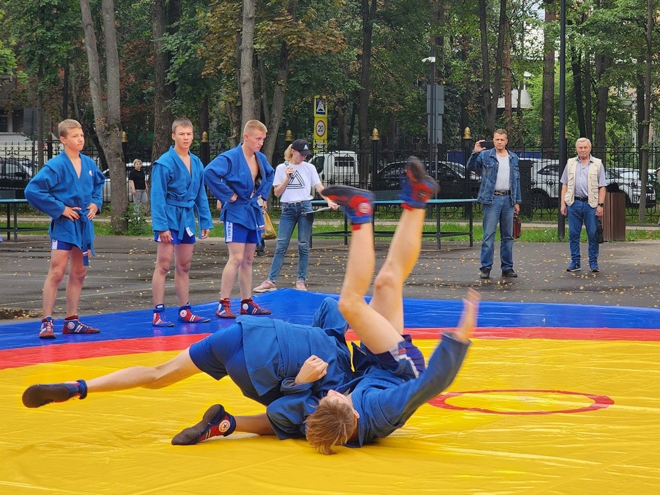 Урок по самбо провели в открытом после реконструкции парке Лобни