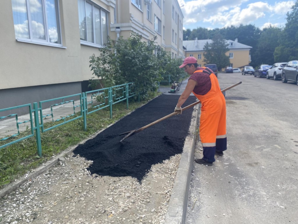 В Коломне обновляют тротуар на улице Черняховского