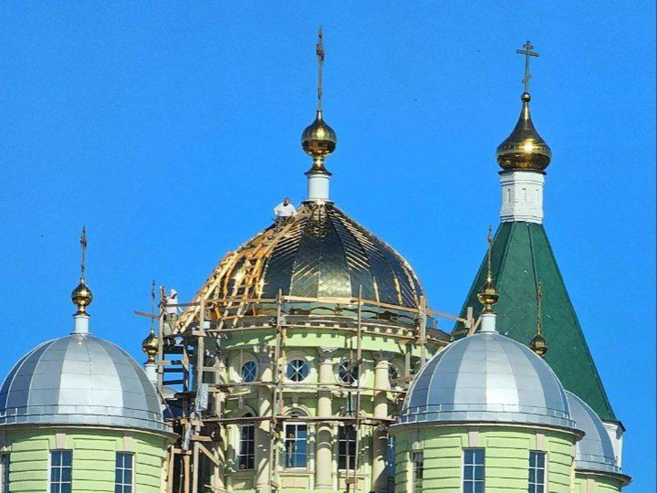 Горят как солнце: на Троицком соборе продолжается установка новых куполов