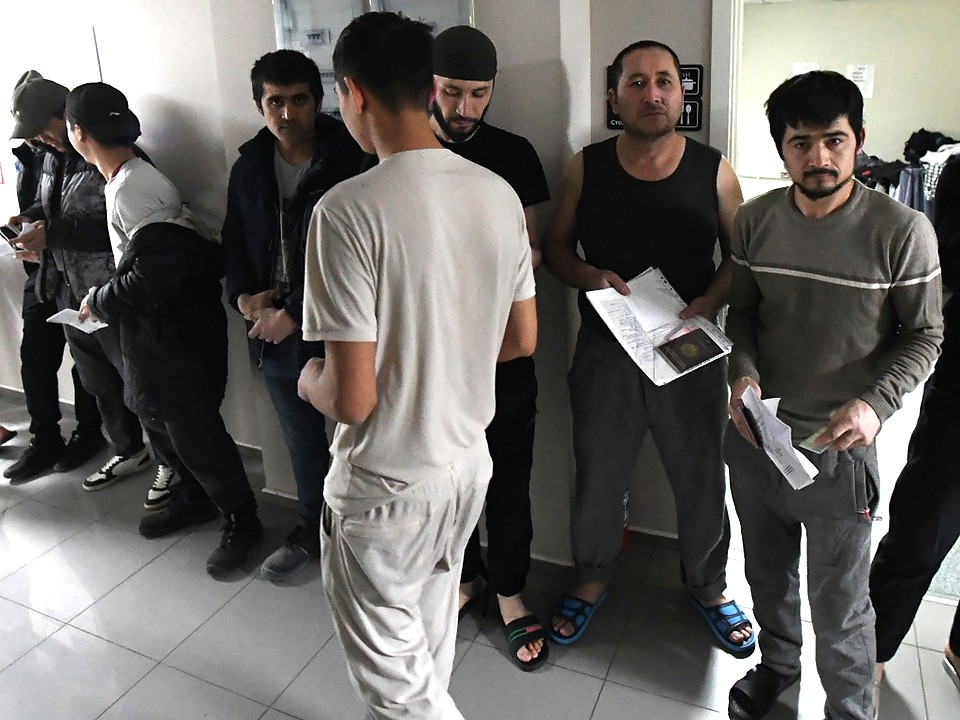 Помощник депутата Лунев предложил ужесточить контроль за мигрантами