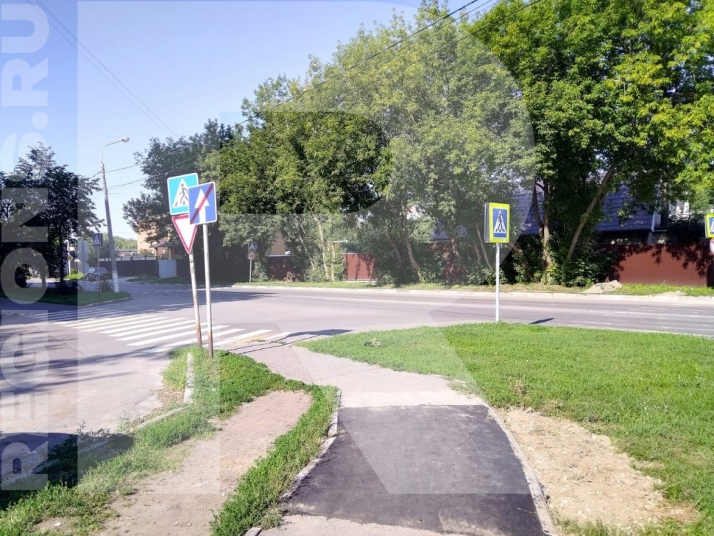На улице Макаревского заделали дыру в тротуаре