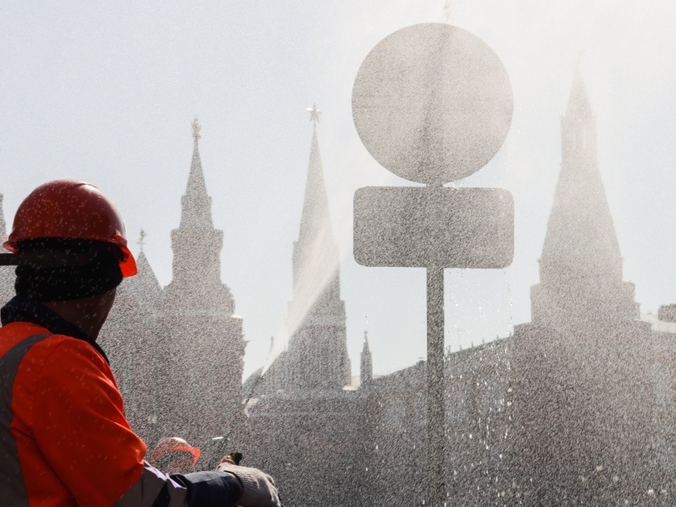 Коммунальщики раскрыли, зачем столичные дороги поливаются в жару