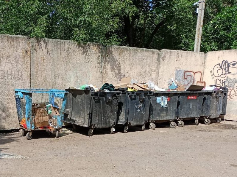 На улице Академика Павлова в Можайске убрали кучу мусора на контейнерной площадке