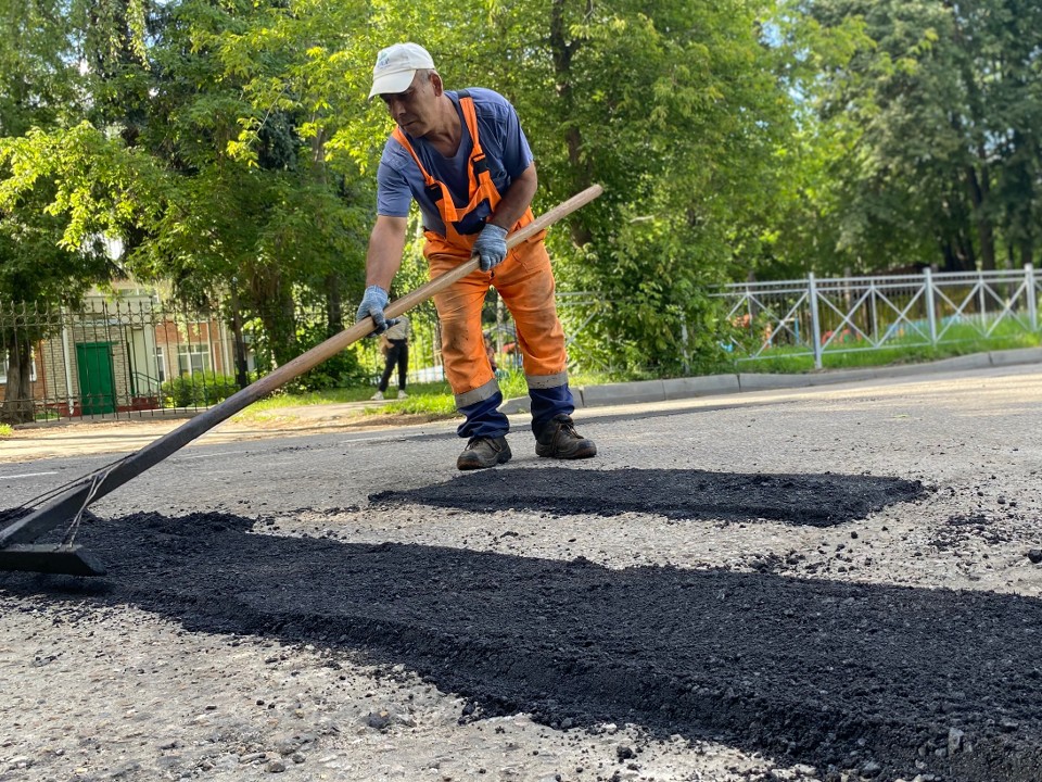 Методом ямочного ремонта рабочие устранили 600 квадратных метров дорожных дефектов