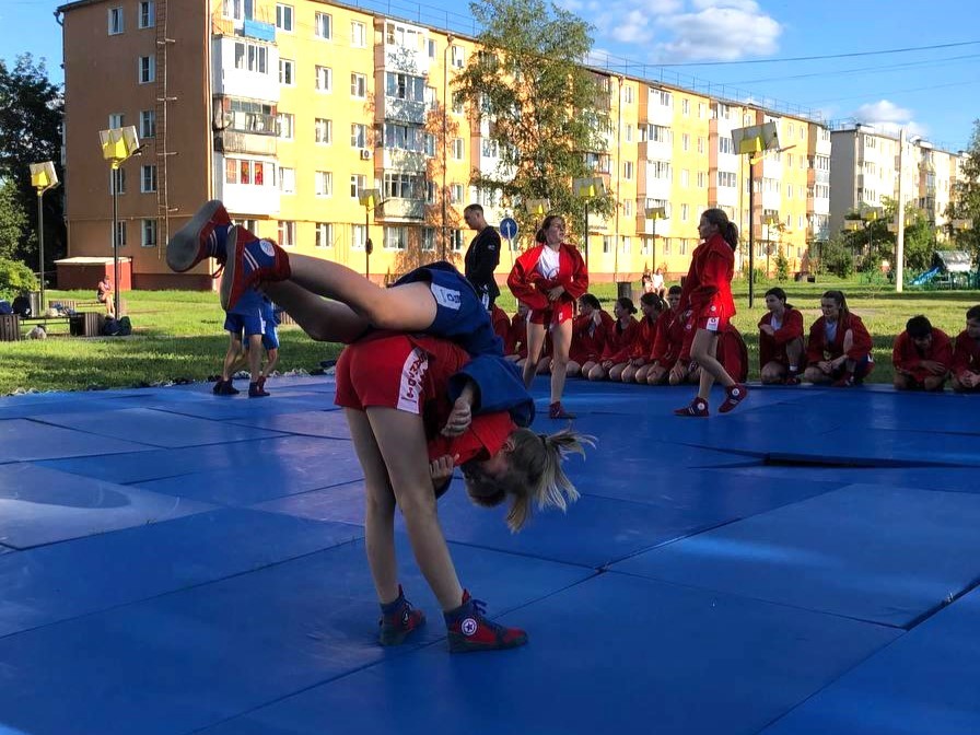 В парке поселка Химик состоялся праздник спортивного мастерства и духа единоборств