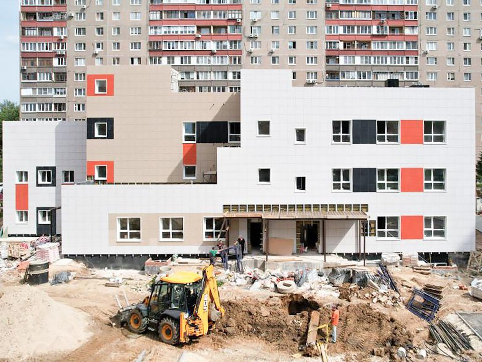 Территорию сада-долгостроя на улице Борисова в Лобне начали благоустраивать